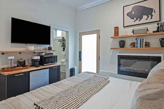 1123 Woodside-STUDIO